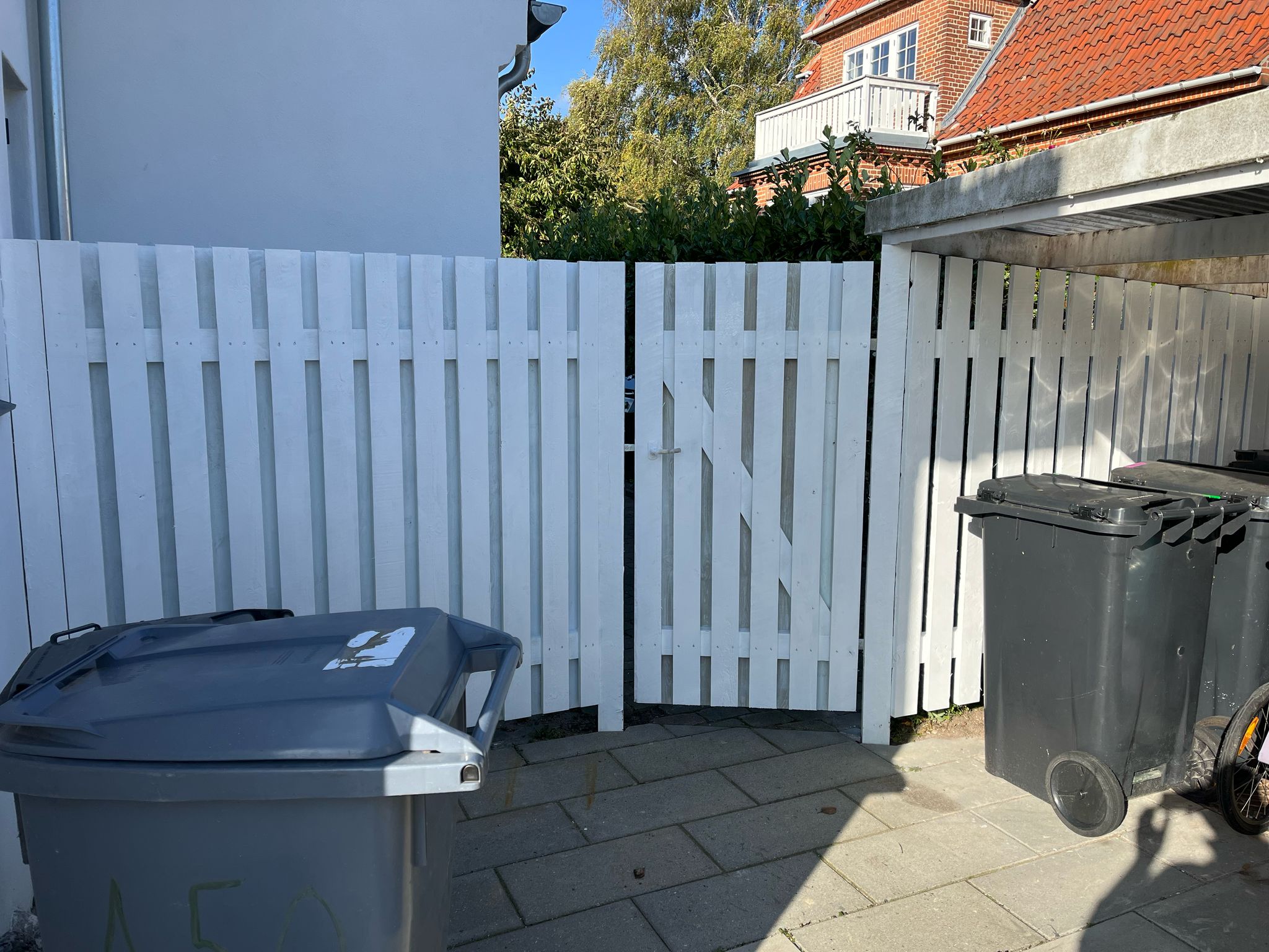 Ny udvendig dør og låge i træ ved bolig