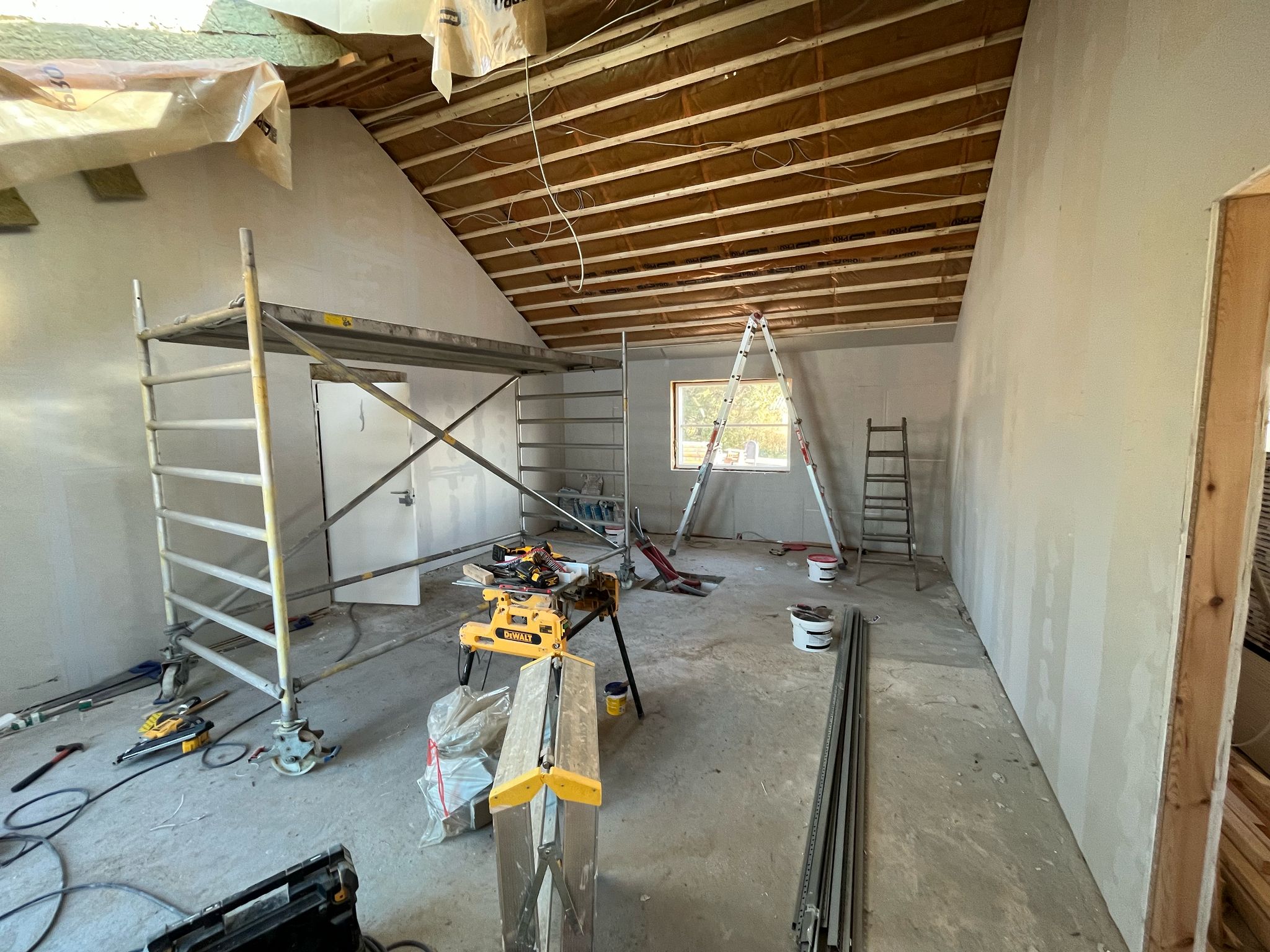 Rum under renovering med nyt loft og vægge
